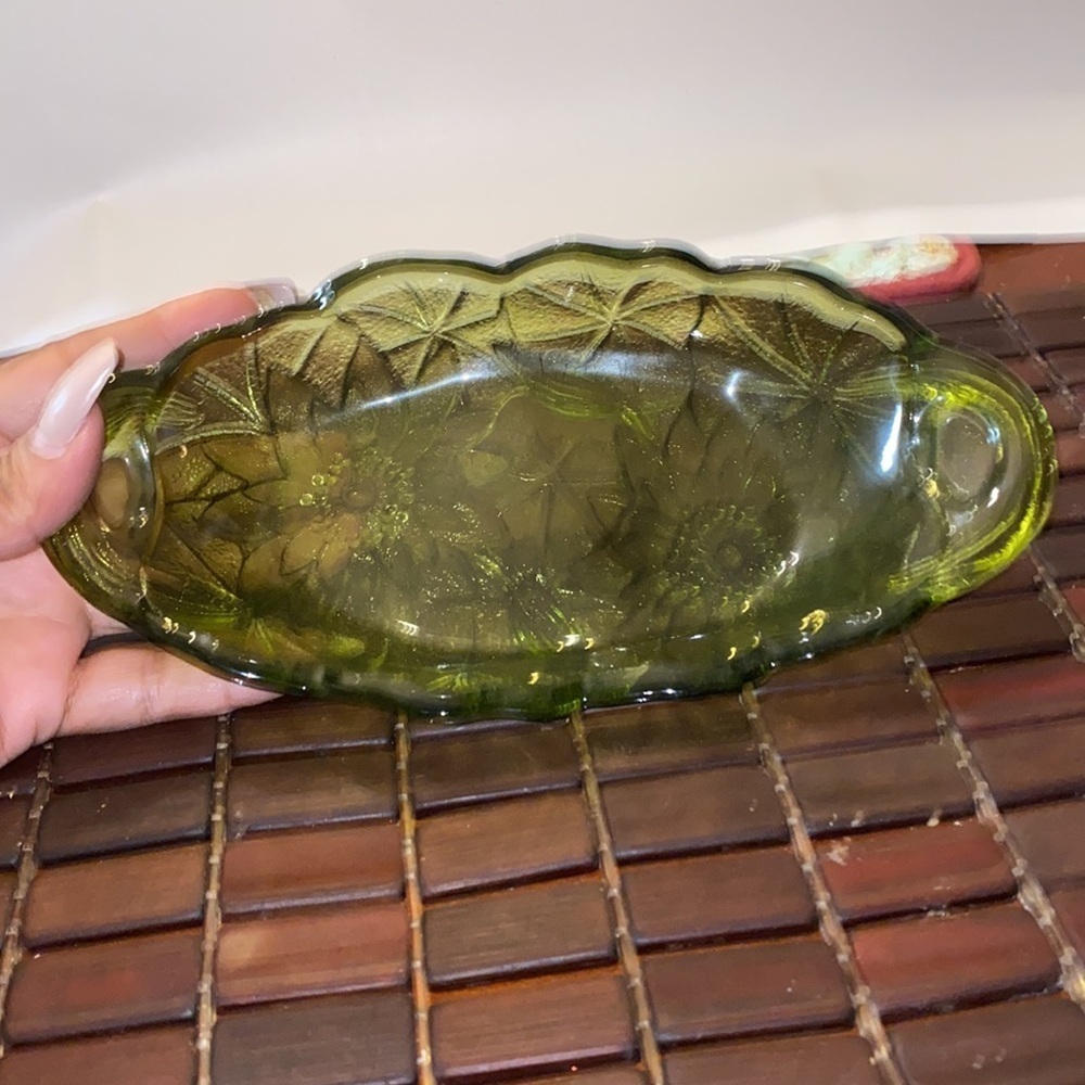 Vintage green crystal dish with sunflower cut flower design - Picture 3 of 3
